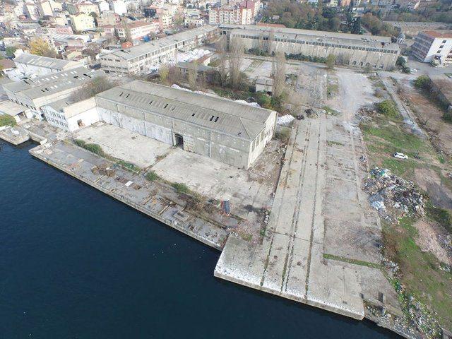 <div>Haliç Tersanesiyle ilgili projesini açıklayan Başkan Kadir Topbaş, "Haliç Tersanesi, İstanbul'un fethi kadar eski. Dünyanın en büyük bilim teknoloji ve inovasyon müzesi yapıyoruz. Şu anda projeler bitmek üzere. Bütün dünya burayı konuşacak ve buraya gelecek. Bilim ve teknoloji ve inovasyon merkezi.</div>
<div> </div>