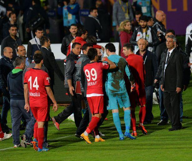 <p>Beşiktaş'ın Gençlerbirliği'ni 2-1 mağlup ettiği karşılaşmanın son düdüğünün çalmasıyla beraber saha içi karıştı.</p>
