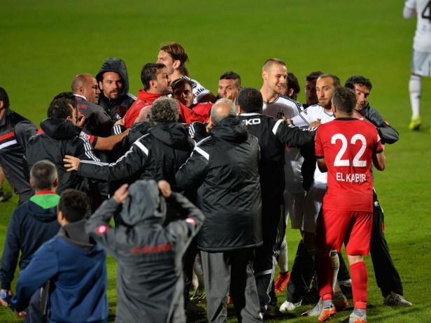 <p>Beşiktaş'ın Gençlerbirliği'ni 2-1 mağlup ettiği karşılaşmanın son düdüğünün çalmasıyla beraber saha içi karıştı.</p>
