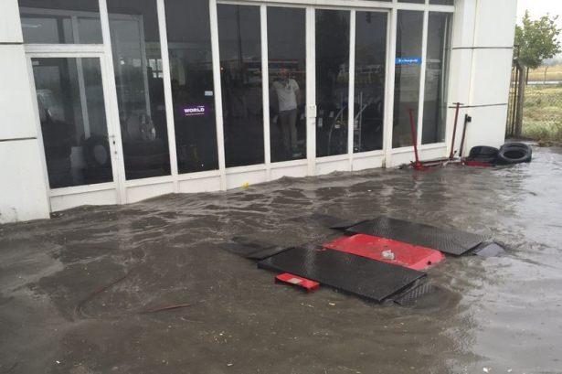 <p>Ankara’da akşam saatlerinde sağanak yağış etkili oldu.</p>

<p>Ankara’da akşam saatlerinde başlayan sağanak yağış hayatı olumsuz etkiledi. Yağış nedeniyle bazı alt geçitleri su bastı. Yağıştan Kızılay Metro İstasyonu da etkilendi. Yağış nedeniyle özellikle Mevlana Bulvarı ve İnönünü Bulvarı’nda trafik tıkandı.</p>
