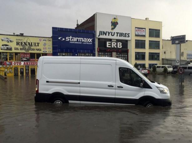 <p>Ankara’da akşam saatlerinde sağanak yağış etkili oldu.</p>
<p>Ankara’da akşam saatlerinde başlayan sağanak yağış hayatı olumsuz etkiledi. Yağış nedeniyle bazı alt geçitleri su bastı. Yağıştan Kızılay Metro İstasyonu da etkilendi. Yağış nedeniyle özellikle Mevlana Bulvarı ve İnönünü Bulvarı’nda trafik tıkandı.</p>