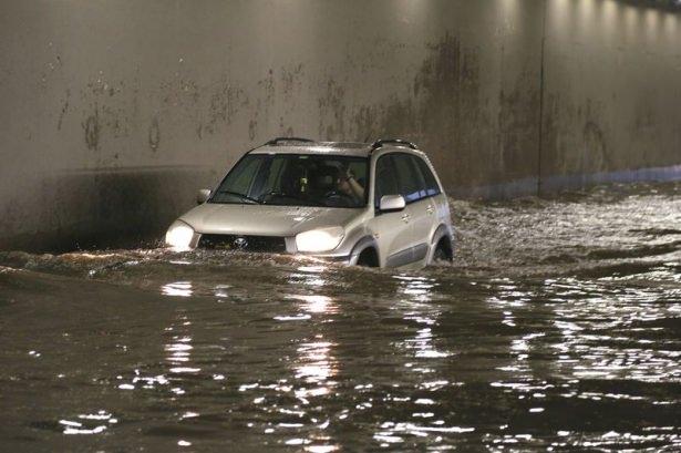 <p>Ankara’da akşam saatlerinde sağanak yağış etkili oldu.</p>
<p>Ankara’da akşam saatlerinde başlayan sağanak yağış hayatı olumsuz etkiledi. Yağış nedeniyle bazı alt geçitleri su bastı. Yağıştan Kızılay Metro İstasyonu da etkilendi. Yağış nedeniyle özellikle Mevlana Bulvarı ve İnönünü Bulvarı’nda trafik tıkandı.</p>