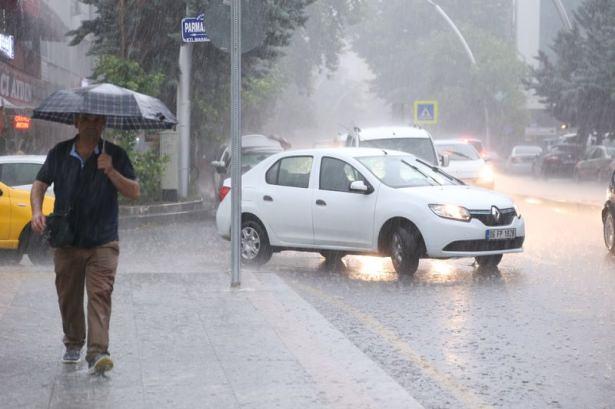 <p>Ankara’da akşam saatlerinde sağanak yağış etkili oldu.</p>
<p>Ankara’da akşam saatlerinde başlayan sağanak yağış hayatı olumsuz etkiledi. Yağış nedeniyle bazı alt geçitleri su bastı. Yağıştan Kızılay Metro İstasyonu da etkilendi. Yağış nedeniyle özellikle Mevlana Bulvarı ve İnönünü Bulvarı’nda trafik tıkandı.</p>