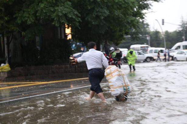 <p>Ankara’da akşam saatlerinde sağanak yağış etkili oldu.</p>
<p>Ankara’da akşam saatlerinde başlayan sağanak yağış hayatı olumsuz etkiledi. Yağış nedeniyle bazı alt geçitleri su bastı. Yağıştan Kızılay Metro İstasyonu da etkilendi. Yağış nedeniyle özellikle Mevlana Bulvarı ve İnönünü Bulvarı’nda trafik tıkandı.</p>