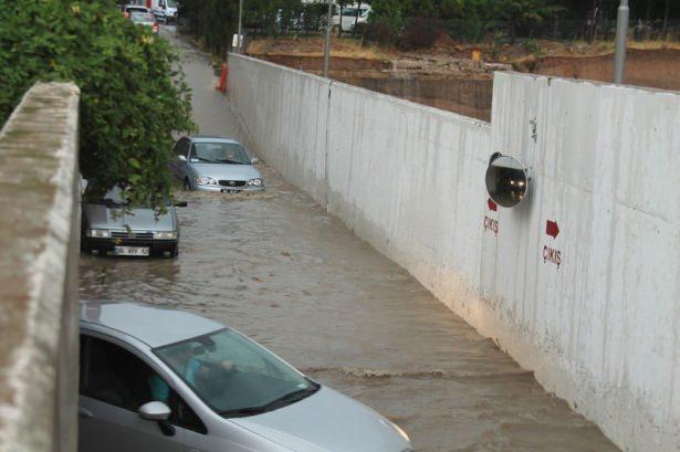 <p>Ankara’da akşam saatlerinde sağanak yağış etkili oldu.</p>

<p>Ankara’da akşam saatlerinde başlayan sağanak yağış hayatı olumsuz etkiledi. Yağış nedeniyle bazı alt geçitleri su bastı. Yağıştan Kızılay Metro İstasyonu da etkilendi. Yağış nedeniyle özellikle Mevlana Bulvarı ve İnönünü Bulvarı’nda trafik tıkandı.</p>
