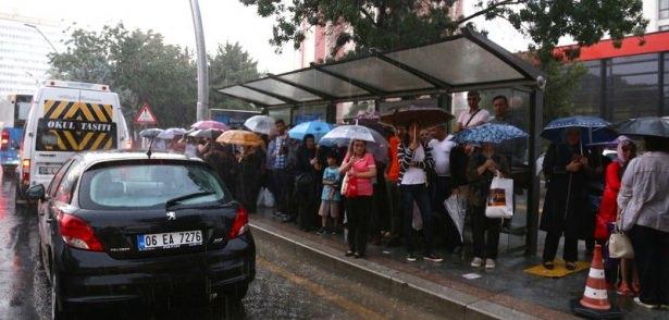 <p>Ankara’da akşam saatlerinde sağanak yağış etkili oldu.</p>
<p>Ankara’da akşam saatlerinde başlayan sağanak yağış hayatı olumsuz etkiledi. Yağış nedeniyle bazı alt geçitleri su bastı. Yağıştan Kızılay Metro İstasyonu da etkilendi. Yağış nedeniyle özellikle Mevlana Bulvarı ve İnönünü Bulvarı’nda trafik tıkandı.</p>