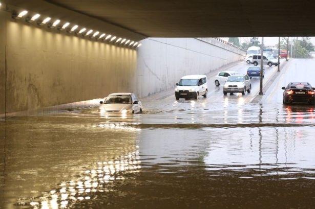 <p>Ankara’da akşam saatlerinde sağanak yağış etkili oldu.</p>
<p>Ankara’da akşam saatlerinde başlayan sağanak yağış hayatı olumsuz etkiledi. Yağış nedeniyle bazı alt geçitleri su bastı. Yağıştan Kızılay Metro İstasyonu da etkilendi. Yağış nedeniyle özellikle Mevlana Bulvarı ve İnönünü Bulvarı’nda trafik tıkandı.</p>