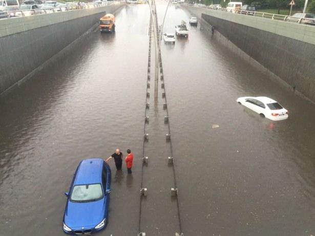 <p>Ankara’da akşam saatlerinde sağanak yağış etkili oldu.</p>
<p>Ankara’da akşam saatlerinde başlayan sağanak yağış hayatı olumsuz etkiledi. Yağış nedeniyle bazı alt geçitleri su bastı. Yağıştan Kızılay Metro İstasyonu da etkilendi. Yağış nedeniyle özellikle Mevlana Bulvarı ve İnönünü Bulvarı’nda trafik tıkandı.</p>