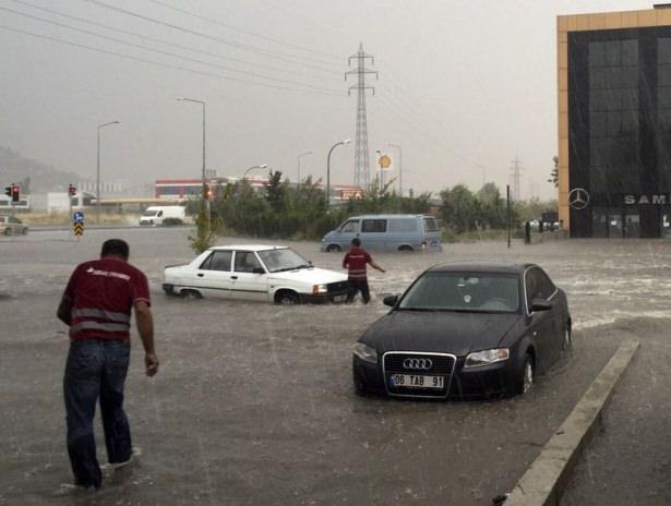 <p>Ankara’da akşam saatlerinde sağanak yağış etkili oldu.</p>
<p>Ankara’da akşam saatlerinde başlayan sağanak yağış hayatı olumsuz etkiledi. Yağış nedeniyle bazı alt geçitleri su bastı. Yağıştan Kızılay Metro İstasyonu da etkilendi. Yağış nedeniyle özellikle Mevlana Bulvarı ve İnönünü Bulvarı’nda trafik tıkandı.</p>