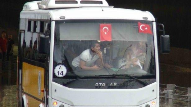 <p>Ankara’da akşam saatlerinde sağanak yağış etkili oldu.</p>
<p>Ankara’da akşam saatlerinde başlayan sağanak yağış hayatı olumsuz etkiledi. Yağış nedeniyle bazı alt geçitleri su bastı. Yağıştan Kızılay Metro İstasyonu da etkilendi. Yağış nedeniyle özellikle Mevlana Bulvarı ve İnönünü Bulvarı’nda trafik tıkandı.</p>