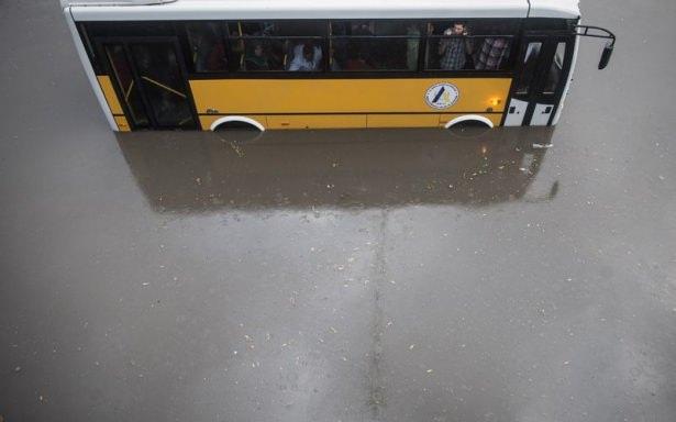 <p>Ankara’da akşam saatlerinde sağanak yağış etkili oldu.</p>

<p>Ankara’da akşam saatlerinde başlayan sağanak yağış hayatı olumsuz etkiledi. Yağış nedeniyle bazı alt geçitleri su bastı. Yağıştan Kızılay Metro İstasyonu da etkilendi. Yağış nedeniyle özellikle Mevlana Bulvarı ve İnönünü Bulvarı’nda trafik tıkandı.</p>
