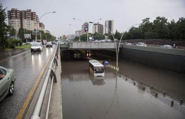 <p>Ankara’da akşam saatlerinde sağanak yağış etkili oldu.</p>
<p>Ankara’da akşam saatlerinde başlayan sağanak yağış hayatı olumsuz etkiledi. Yağış nedeniyle bazı alt geçitleri su bastı. Yağıştan Kızılay Metro İstasyonu da etkilendi. Yağış nedeniyle özellikle Mevlana Bulvarı ve İnönünü Bulvarı’nda trafik tıkandı.</p>