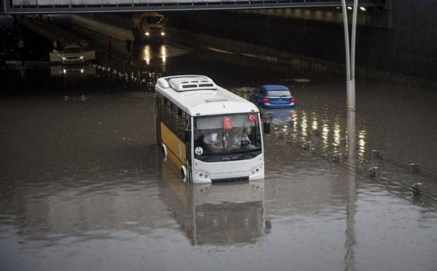 <p>Ankara’da akşam saatlerinde sağanak yağış etkili oldu.</p>
<p>Ankara’da akşam saatlerinde başlayan sağanak yağış hayatı olumsuz etkiledi. Yağış nedeniyle bazı alt geçitleri su bastı. Yağıştan Kızılay Metro İstasyonu da etkilendi. Yağış nedeniyle özellikle Mevlana Bulvarı ve İnönünü Bulvarı’nda trafik tıkandı.</p>