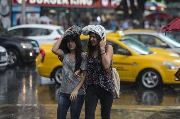 <p>Ankara’da akşam saatlerinde sağanak yağış etkili oldu.</p>
<p>Ankara’da akşam saatlerinde başlayan sağanak yağış hayatı olumsuz etkiledi. Yağış nedeniyle bazı alt geçitleri su bastı. Yağıştan Kızılay Metro İstasyonu da etkilendi. Yağış nedeniyle özellikle Mevlana Bulvarı ve İnönünü Bulvarı’nda trafik tıkandı.</p>