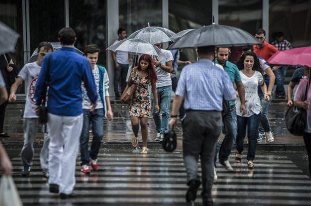 <p>Ankara’da akşam saatlerinde sağanak yağış etkili oldu.</p>
<p>Ankara’da akşam saatlerinde başlayan sağanak yağış hayatı olumsuz etkiledi. Yağış nedeniyle bazı alt geçitleri su bastı. Yağıştan Kızılay Metro İstasyonu da etkilendi. Yağış nedeniyle özellikle Mevlana Bulvarı ve İnönünü Bulvarı’nda trafik tıkandı.</p>