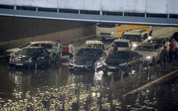 <p>Ankara’da akşam saatlerinde sağanak yağış etkili oldu.</p>
<p>Ankara’da akşam saatlerinde başlayan sağanak yağış hayatı olumsuz etkiledi. Yağış nedeniyle bazı alt geçitleri su bastı. Yağıştan Kızılay Metro İstasyonu da etkilendi. Yağış nedeniyle özellikle Mevlana Bulvarı ve İnönünü Bulvarı’nda trafik tıkandı.</p>