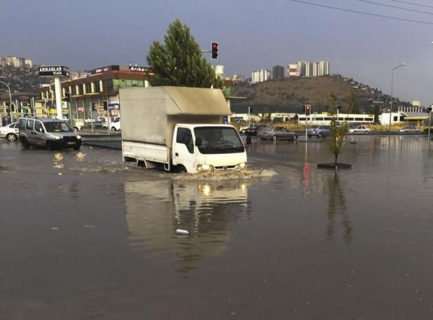 <p>Ankara’da akşam saatlerinde sağanak yağış etkili oldu.</p>

<p>Ankara’da akşam saatlerinde başlayan sağanak yağış hayatı olumsuz etkiledi. Yağış nedeniyle bazı alt geçitleri su bastı. Yağıştan Kızılay Metro İstasyonu da etkilendi. Yağış nedeniyle özellikle Mevlana Bulvarı ve İnönünü Bulvarı’nda trafik tıkandı.</p>
