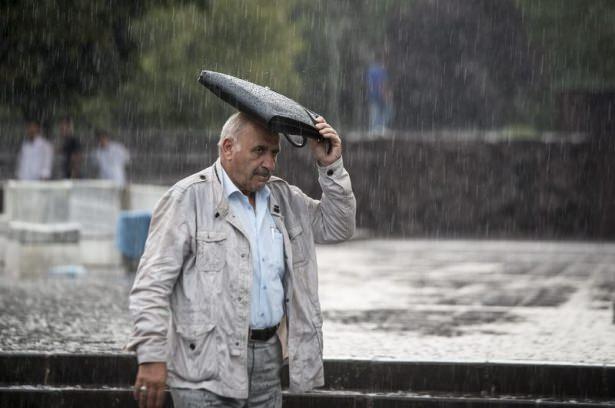 <p>Ankara’da akşam saatlerinde sağanak yağış etkili oldu.</p>
<p>Ankara’da akşam saatlerinde başlayan sağanak yağış hayatı olumsuz etkiledi. Yağış nedeniyle bazı alt geçitleri su bastı. Yağıştan Kızılay Metro İstasyonu da etkilendi. Yağış nedeniyle özellikle Mevlana Bulvarı ve İnönünü Bulvarı’nda trafik tıkandı.</p>