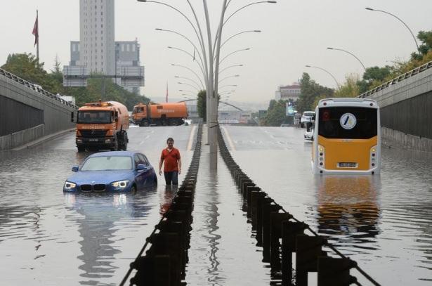 <p>Ankara’da akşam saatlerinde sağanak yağış etkili oldu.</p>

<p>Ankara’da akşam saatlerinde başlayan sağanak yağış hayatı olumsuz etkiledi. Yağış nedeniyle bazı alt geçitleri su bastı. Yağıştan Kızılay Metro İstasyonu da etkilendi. Yağış nedeniyle özellikle Mevlana Bulvarı ve İnönünü Bulvarı’nda trafik tıkandı.</p>
