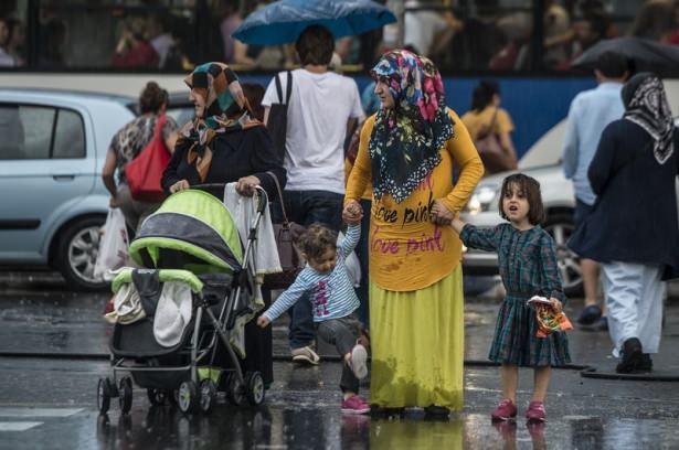 <p>Ankara’da akşam saatlerinde sağanak yağış etkili oldu.</p>

<p>Ankara’da akşam saatlerinde başlayan sağanak yağış hayatı olumsuz etkiledi. Yağış nedeniyle bazı alt geçitleri su bastı. Yağıştan Kızılay Metro İstasyonu da etkilendi. Yağış nedeniyle özellikle Mevlana Bulvarı ve İnönünü Bulvarı’nda trafik tıkandı.</p>
