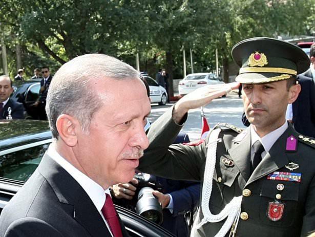 <p>Meclis'ten askeri törenle ayrılan 12. Cumhurbaşkanı Recep Tayyip Erdoğan askerini ilk kez selamladı.</p>
