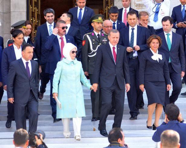 <p>Recep Tayyip Erdoğan TBMM'de yemin ettikten sonra 12. Cumhurbaşkanı olarak meclisten ayrıldı.</p>
