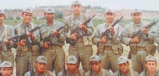 <p>Cumhurbaşkanı Recep Tayyip Erdoğan'ın 1982 yılında İstanbul Tuzla Piyade Okulu'nda yedek subay olarak vatani görevi yaparken silah arkadaşlarıyla çektirdiği fotoğraf yıllar sonra ortaya çıktı.</p>
