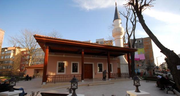 <p><span>Fındıkzade’de Kızılelma Caddesi’ndeki bu sevimli cami, küllerinden doğan camilerimizden. Aslı, Kanuni Sultan Süleyman’ın Kasapbaşısı Kasap Halil tarafından 1547 yılında inşa edilmiş. 1915 yılında bir yangın sonucunda yok olmuş. Bir müddet boş kalan arazisi daha sonra gecekonducular tarafından işgal edilmiş. Üç yıl önce üzerindeki gecekondular kamulaştırılıp yıkıldı ve İstanbul’un bir kayıp camisi daha yeniden ihya edilerek günümüze kazandırıldı.</span></p>