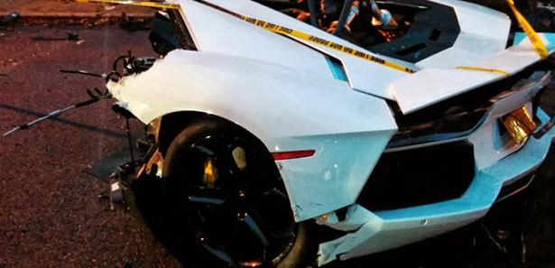 <p>Bugün erken saatlerde New York’un Brooklin bölgesinde bir Lamborghini Aventador ikiye bölünmek suretiyle feci bir kazaya yaptı. New York plakalı süper sporun motor bölümü yolcu kabininden tamamen ayrıldı.</p>