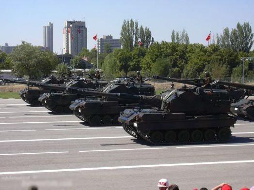 Fırtına'nın ASELSAN tarafından geliştirilen özgün atış kontrol sisteminin en önemli özelliği, 8-25 kilometre arası mesafelere yapılan atışlarda farklı namlu açılarından ardarda atılan üç merminin, hedefe aynı anda ulaşması ile üç obüsün atış gücünü tek başına karşılayabilmesi.