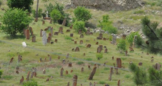 Ölülerin kimlik kartı  Sille'de düş ile gerçeğin aynı anda buluştuğu, ölüler şehri olarak nitelendire-bileceğimiz Selçuklu döneminden kalma, taşların dantel gibi işlendiği mezarlıklar da bulunuyor. Her şeyin fani olduğu düşüncesinden yola çıkarak, ebedi olmanın sadece Allah'a ait olduğu düşüncesiyle, mezar taşları kolay yıpranan taşlardan seçilmiş. Sarıklı, fesli, kavaklı, aynalı olarak yapılan mezar taşlarının hepsinden ayrı birmana çıkıyor. Sarıklı mezar taşlan imamı, fesli mezar taşları ise devlet erkânım simgeliyor.