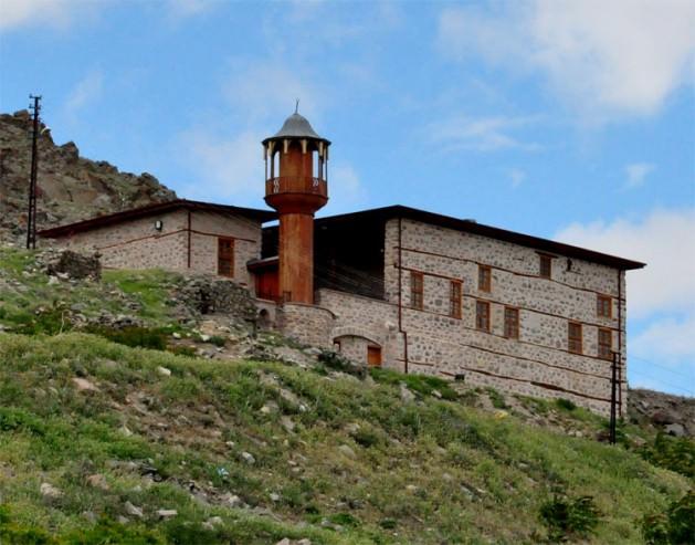 Her gün yüzlerce insanın kapısına gelmesini beklediği Mezaryaka Camii ve dillere destan olmuşken yok olmak üzere olan Sille Bağları... Kenarda köşede kalmış gibi görünse de Sille, kendisini zamanın ötesine taşıyan zengin kültürlerin son durağı...