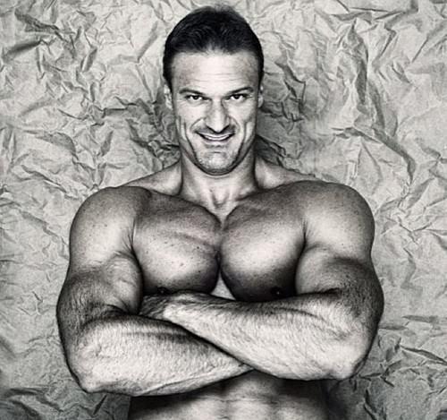 <p>Murat Başoğlu, Ozan Doğulu gibi 40'ından sonra v&uuml;cut yapanlar kervanına eski futbolcu Alpay &Ouml;zalan da katıldı.</p>