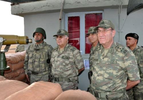 Suriye'nin Kobani ilçesine hakim bir tepede görünen tank ve termal birliklerine geçen Genelkurmay Başkanı Necdet Özel, onlarca tankın katıldığı tatbikatı izledi.