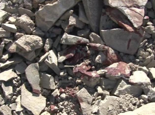 Çıkan çatışmada PKK’lılardan biri özel hareket polislerin bulunduğu noktaya el bombası atmak istediği sırada vurularak yere düşünce pimi çekili el bombası da patladı. 