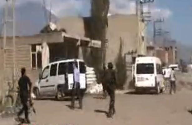 Minibüs durdurulurken, içerisindeki teröristler kelepçelenerek gözaltına alındı.