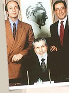 Mütevazı yaşadı- Sabri Ülker’in iş hayatındaki başarısının ardında, mutlu özel hayatının da büyük etkisi vardı. Eşi Güzide Hanım’la mütevazı bir yaşamı seçen Sabri Bey’in hayatlarındaki en büyük acı evlatları Ali Ülker’i küçük yaşta kaybetmeleri oldu. Kaybettikleri evlatlarının anısını, adını verdikleri torunları Ali Ülker’de yaşattılar. Diğer evlatları Ahsen Özokur ve Murat Ülker de ailenin değerlerini benimsediler. Sabri Ülker, 2000 yılında Ülker Grubu’nun onursal başkanlığını üstlenerek, yönetim bayrağını oğlu Murat Ülker’e devretti.