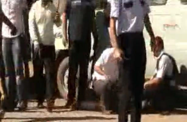 Diğer araç ise çevre yolundan Hürriyet Mahallesine kaçtı. Bu kamyonetteki PKK'lılar kaçarken yanlarındaki silah, roketatar ve bulara ait mermi ve patlayıcı maddelerin bulunduğu poşetleri yola atarak, araçla bir evin bahçesine gizlendi.
