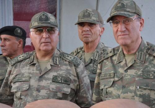 Genelkurmay Başkanı Orgeneral Necdet Özel ile yanındaki Kara Kuvvetleri Komutanı Orgeneral Hayri Kıvrıkoğlu ve 2. Ordu Komutanı Orgeneral Galip Mendi, Suriye sınırına sıfır noktasındaki Mürşitpınar hududunda konuşlanan birliğe geldi.