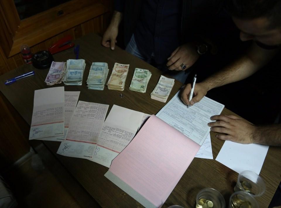 <p>Üzerindeki paralara Cumhuriyet Savcısı’nın talimatıyla el konulan Mehmet Cahit Öztalı'na Kabahatler Kanunu’na göre dilencilik yapmak suçundan 109 lira para cezası uygulanarak serbest bırakıldı.</p>