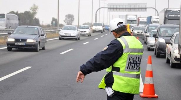 <p>Ehliyetler, bu sürenin sonunda, sürücü sağlık kontrolünden geçirilerek yeniden düzenlenecek.</p>