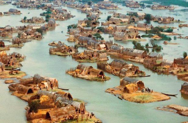 <p>Burası Irak'ın güneyinde bir yerleşim yeri. Suların içinde olmasından dolayı Venedik'i andıran bu yeri görenler şaşkınlığını gizleyemiyor.</p>
