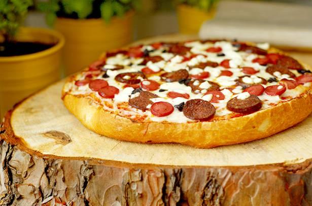 <p>Bırak şimdi ince kenar pizzayı: Ekmek pizza</p>

<p>Pizzayı sipariş etmen yetmiyormuş gibi bir de ince kenar sipariş ediyorsun, sonra karnın doymayınca gece buzdolabını tırtıklıyorsun, dolu mideyle uyuyamıyorsun üstüne…</p>
