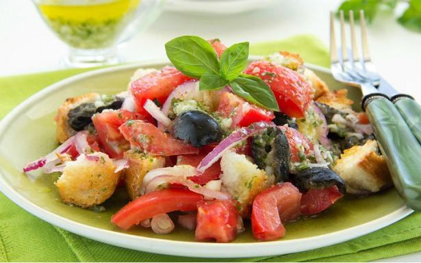 <p>Salata gibi salata: Panzanella</p>

<p>Biz ekmek sevenler için salata yalnızca pilavın yanında yenen bir yiyecek türüdür. Derler ki sağlıklıdır da ama o kısmı bizi pek ilgilendirmez…</p>
