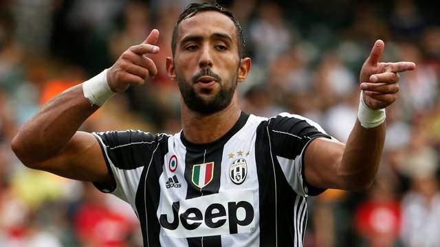 <p>Menajerlerle yapılan görüşmelerde gündeme gelen ilk isim, Juventus'ta kiralık olarak forma giyen Bayern Münihli Medhi Benatia oldu.</p>