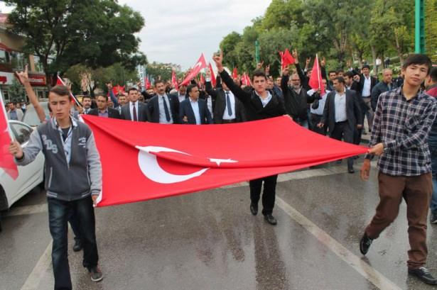 <p>Diyarbakır 2. Hava Kuvveti Komutanlığı'nda Türk bayrağının indirilmesi büyük tepki çekti. İstanbul'da kalabalık bir grup akşam saatlerinde Mecidiyeköy'de toplandı.</p>