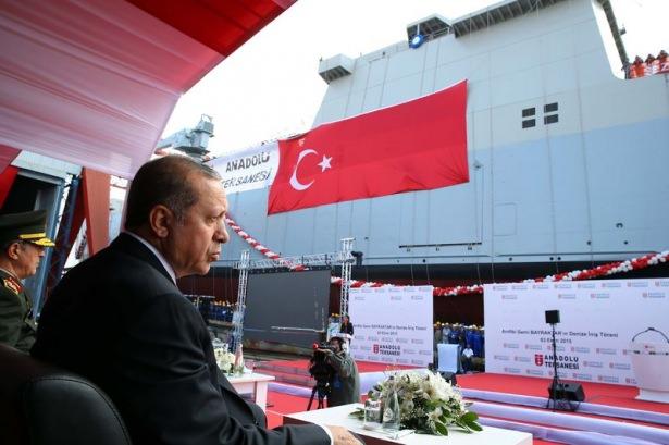 <p>İleri teknolojiye sahip Harp Gemisi olan Amfibi gemi "Bayraktar" Cumhurbaşkanı Erdoğan'ın da katıldığı törenle denize indirildi.</p>

<p> </p>
