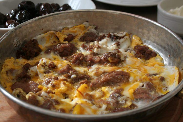 <p><strong>Yumurtalı kavurma</strong></p>
<p>Kurban Bayramı'nın olmazsa olmazı yumurtalı kavurma....</p>