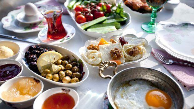 <p>Beslenme ve Diyet Uzmanı Dyt. Gülce Taştemel, Ramazan Bayramı’nda sağlıklı beslenme önerilerinde bulundu.</p>
