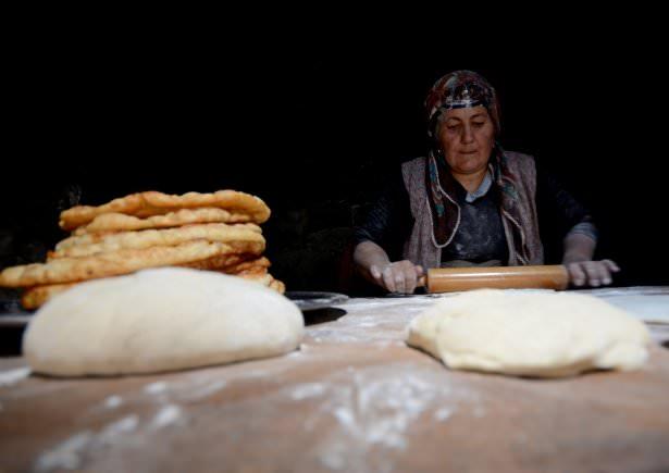 <p>Kars'ta, bayram sofralarını için hummalı bir çalışma başlatan kadınlar, kete, çörek ve börek gibi ürünleri asırlık tandırlarda pişiriyor.</p>
